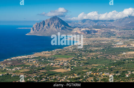 Panoramablick auf den Monte Cofano und die Küste von Erice, Provinz Trapani, Sizilien. Stockfoto