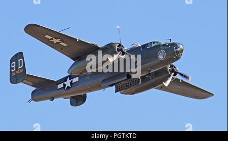 Weltkrieg II B-25 Mitchell Bomber während des Warbirds über Monroe Air Show in Monroe, NC, im November 2013. Dies war der Bomber gestartet f Stockfoto