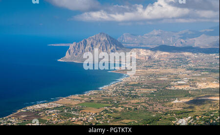 Panoramablick auf den Monte Cofano und die Küste von Erice, Provinz Trapani, Sizilien. Stockfoto