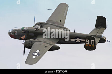 MONROE, NC - 4. NOVEMBER: Weltkrieg II B-25 Mitchell Bomber während Warbirds über Monroe Air Show in Monroe, NC, am 4. November 2012. Stockfoto