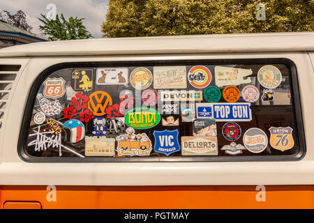 Aufkleber entdeckt auf einem seitlichen Fenster eines Vintage Volkswagen Wohnmobil. Stockfoto