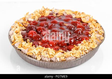 Muttern Kuchen mit Kirsche. Torte mit Mandel- und Erdnüsse auf einem Teller. Süße Speisen. Süße Nachspeise. Essen Hintergrund. Stockfoto