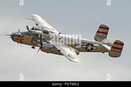 MONROE, NC - 4. NOVEMBER: Weltkrieg II B-25 Mitchell Bomber während Warbirds über Monroe Air Show in Monroe, NC, am 4. November 2012. Stockfoto