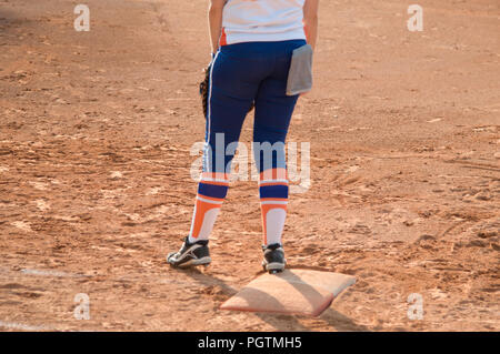 Player stehen auf Home Plate in einem Baseball (Softball) staubigen Feld, mit Copyspace Stockfoto