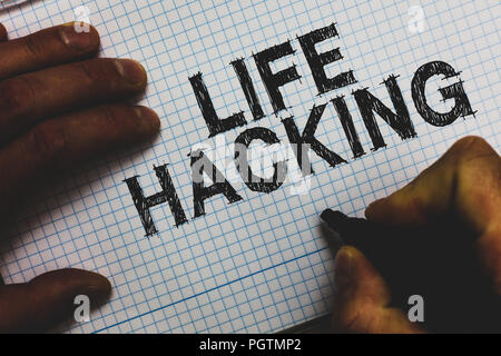 Handschrift text Life Hacking. Konzept, d. h. einfache und clevere Techniken bei der Bewältigung Aufgabe leicht Mann mit Marker Kommunikation von Ideen importieren Stockfoto