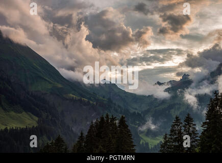 Nebel bei Sonnenuntergang über der Stadt Schrocken Schrocken im Tal in der Region Vorarlberg in Österreich Stockfoto