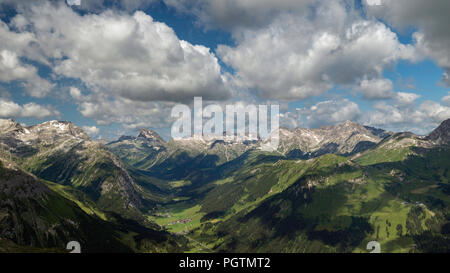 Blick auf die alpine Stadt Zug, im Zug Tal in der Region Vorarlberg in Österreich von der Oberseite des Rufikopf Berg Stockfoto
