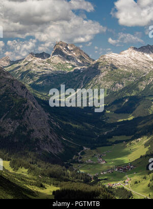 Blick auf die alpine Stadt Zug, im Zug Tal in der Region Vorarlberg in Österreich von der Oberseite des Rufikopf Berg Stockfoto