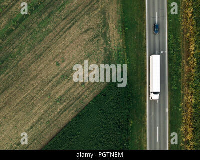 Luftaufnahme von Pkw und Lkw auf der Straße von drone Sicht Stockfoto