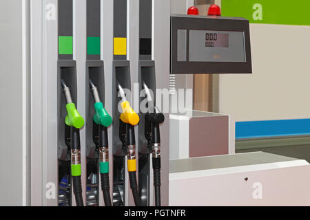 Farbe-kodierte Treibstoffdüsen an Tankstelle Stockfoto