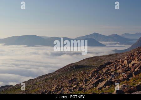 Gipfel Cairn von meall ein 'Ghiubhais, Kinlochewe, Torridon, Schottland. Auf einem feinen Sommer Abend. Stockfoto