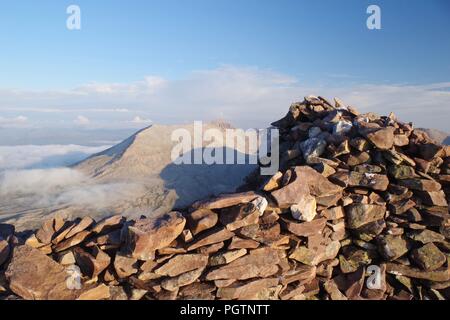 Gipfel Cairn von meall ein 'Ghiubhais, Kinlochewe, Torridon, Schottland. Auf einem feinen Sommer Abend. Stockfoto