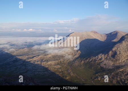 Cloud Inversion Driften über robuste Meall ein 'Ghiubhais Berglandschaft und Lochan. Kinlochewe, Torridon, Schottland, Großbritannien. Juni, 2018. Stockfoto