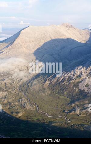 Cloud Inversion Driften über robuste Meall ein 'Ghiubhais Berglandschaft und Lochan. Kinlochewe, Torridon, Schottland, Großbritannien. Juni, 2018. Stockfoto