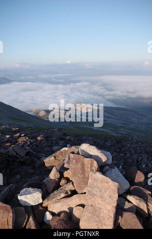 Gipfel Cairn von meall ein 'Ghiubhais, Kinlochewe, Torridon, Schottland. Auf einem feinen Sommer Abend. Stockfoto