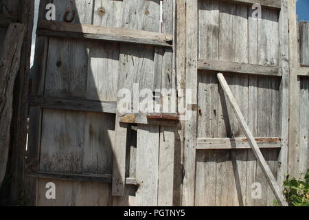 Rustikale Holztür Stockfoto