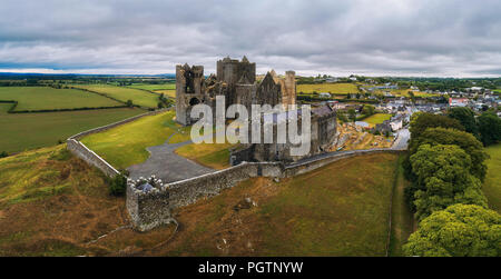 Antenne Panorama der Rock Of Cashel in Irland Stockfoto