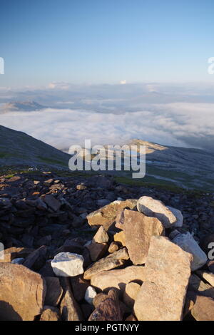Gipfel Cairn von meall ein 'Ghiubhais, Kinlochewe, Torridon, Schottland. Auf einem feinen Sommer Abend. Stockfoto