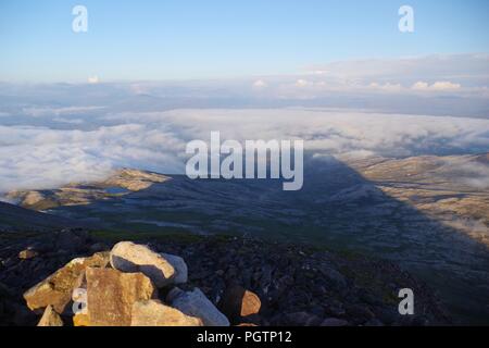 Gipfel Cairn von meall ein 'Ghiubhais, Kinlochewe, Torridon, Schottland. Auf einem feinen Sommer Abend. Stockfoto