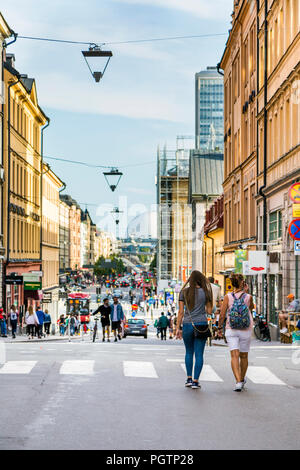 Menschen zu Fuß nach unten Gotgatan mit Blick auf Globen Arena im Hintergrund, Södermalm, Stockholm, Schweden Stockfoto