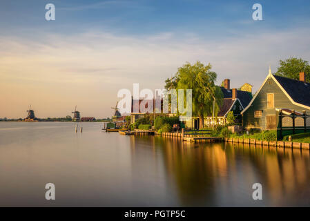 Sonnenuntergang über Bauernhäuser und Windmühlen von Zaanse Schans in Holland Stockfoto