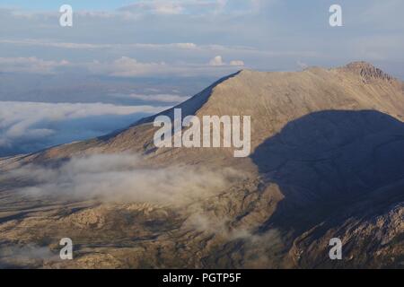 Cloud Inversion Driften über robuste Meall ein 'Ghiubhais Berglandschaft und Lochan. Kinlochewe, Torridon, Schottland, Großbritannien. Juni, 2018. Stockfoto