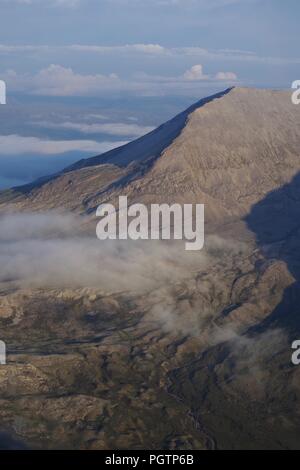 Cloud Inversion Driften über robuste Meall ein 'Ghiubhais Berglandschaft und Lochan. Kinlochewe, Torridon, Schottland, Großbritannien. Juni, 2018. Stockfoto