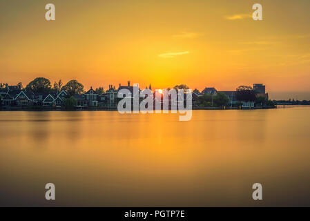 Sonnenuntergang über dem schönen Dorf Zaanse Schans in Holland Stockfoto