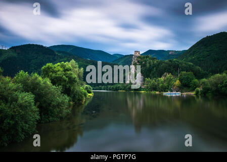 Ruinen der Burg Strecno und der Vah River in der Slowakei Stockfoto