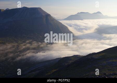 Cloud Inversion Driften über robuste Meall ein 'Ghiubhais Berglandschaft und Lochan. Kinlochewe, Torridon, Schottland, Großbritannien. Juni, 2018. Stockfoto