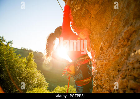 Image der Jungen brunette touristische Wandern über Rock im Sommer Tag. Stockfoto