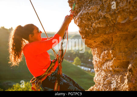 Foto von Curly - behaarte Frauen touristische kletterten über Rock Stockfoto