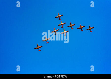 Kanadische Streitkräfte (CF) Snowbirds, 431 Luft Demonstration Squadron fliegen über Vancouver, British Columbia, Kanada Stockfoto