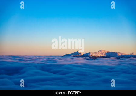 Super abend Winter Berge Landschaft Hintergrund mit höchsten ukrainischen peaks Hoverla und Petros Stockfoto