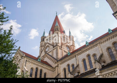 Hl. Franz von Assisi Kirche in der Rhenish-Romanesque Stil auf dem Mexikoplatz in Wien Österreich gebaut. Stockfoto