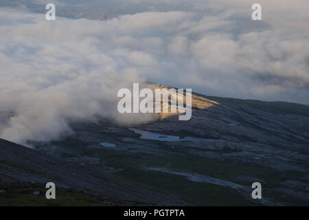 Cloud Inversion Driften über robuste Meall ein 'Ghiubhais Berglandschaft und Lochan. Kinlochewe, Torridon, Schottland, Großbritannien. Juni, 2018. Stockfoto