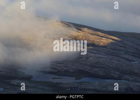 Cloud Inversion Driften über robuste Meall ein 'Ghiubhais Berglandschaft und Lochan. Kinlochewe, Torridon, Schottland, Großbritannien. Juni, 2018. Stockfoto