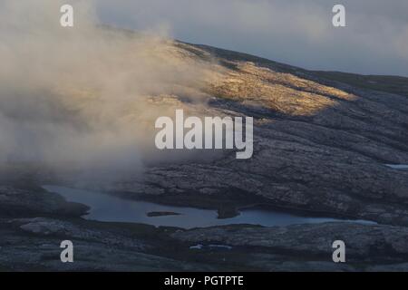 Cloud Inversion Driften über robuste Meall ein 'Ghiubhais Berglandschaft und Lochan. Kinlochewe, Torridon, Schottland, Großbritannien. Juni, 2018. Stockfoto