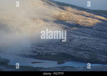 Cloud Inversion Driften über robuste Meall ein 'Ghiubhais Berglandschaft und Lochan. Kinlochewe, Torridon, Schottland, Großbritannien. Juni, 2018. Stockfoto