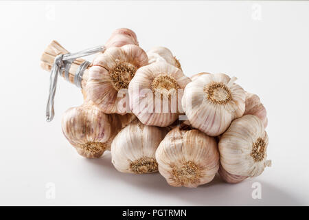 Close-up aus einem Bündel von Knoblauch (String von Knoblauch) auf weißem Hintergrund Stockfoto