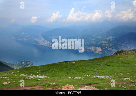 Monte Baldo oberhalb des Dorfes malsesine am Ufer des Gardasees Stockfoto