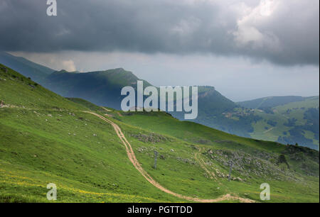 Monte Baldo oberhalb des Dorfes malsesine am Ufer des Gardasees Stockfoto