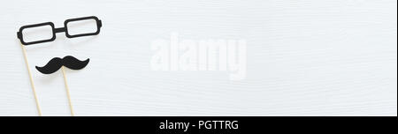 Ansicht von oben Bild von funny Photo Booth Requisiten für die Partei über weißen Hintergrund. Stockfoto