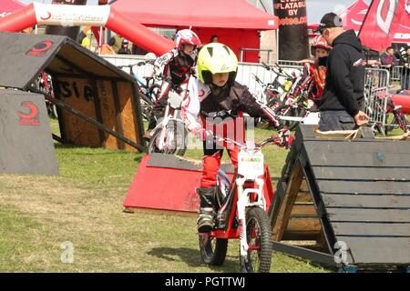 Silverstone, Northamptonshire, GB, 24. August 2018 - 2018 GOPRO Britischen Grand Prix MOTORGP Freie Praxis Tag - jede Menge zwei Rad Action auf der Strecke Stockfoto