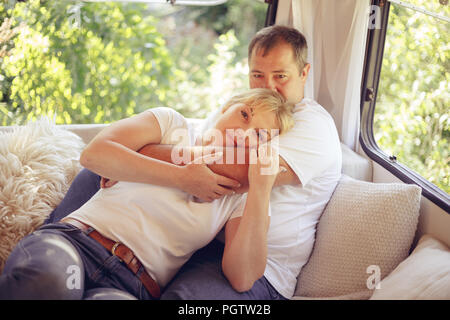 Glückliches Paar von Touristen in einem Wohnmobil im Sommer sitzen. Stockfoto