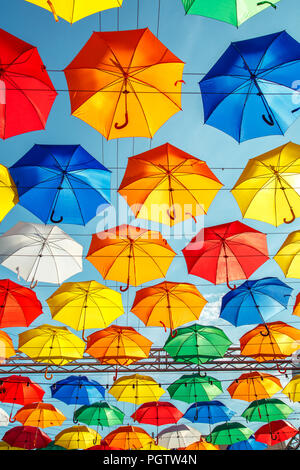 Mehrfarbige schwebende Schirme gegen den blauen Himmel. St. Petersburg, Russland. Stockfoto