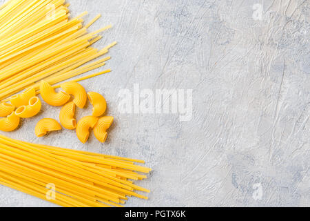 Vielfalt der Arten und Formen der trockenen italienischen Pasta - Spaghetti, Linguine, Conchiglie, Ellenbogen Makkaroni, Fusilli. Stockfoto