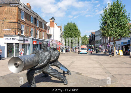 Die 'Lino' Skulptur auf Fußgängerzone High Street, Staines-upon-Thames, Surrey, England, Vereinigtes Königreich Stockfoto