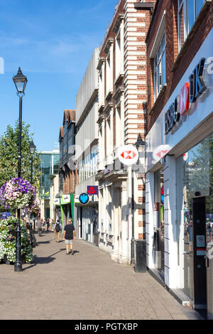 Reihe von High Street Banken (Lloyds, Barclays, Nat West & HSBC), High Street, Staines-upon-Thames, Surrey, England, Vereinigtes Königreich Stockfoto