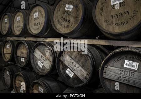 Fässer Whisky Reifung in einem Lager, Bruichladdich, Islay Stockfoto